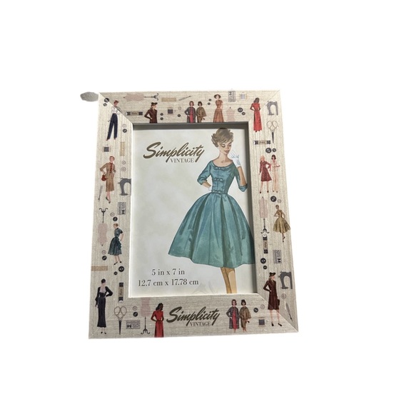 Simplicity Vintage Sewing Tin and Picture Frame Set - Picture 5 of 5